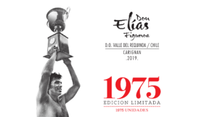 Elias Figueroa segurando a taça